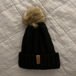 Black, knit hat with faux fur Pom Pom